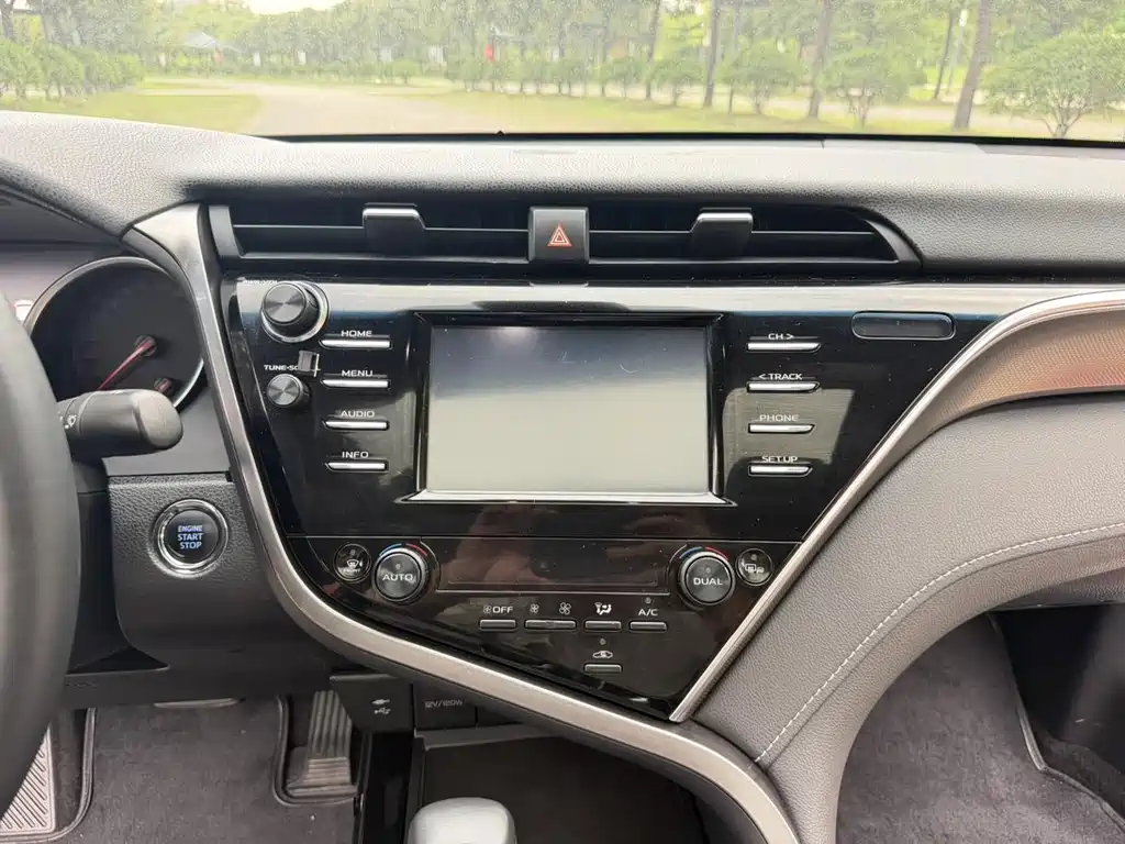 Toyota Camry 2018 — фото 16