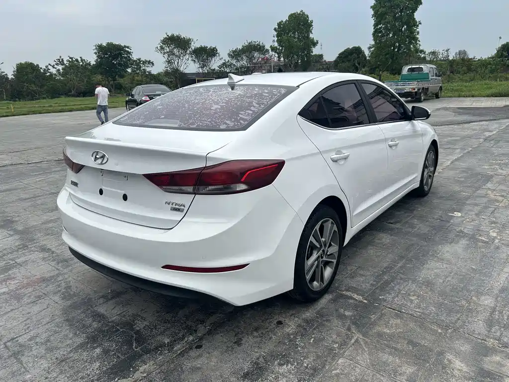 Hyundai Elantra 2017 — фото 9