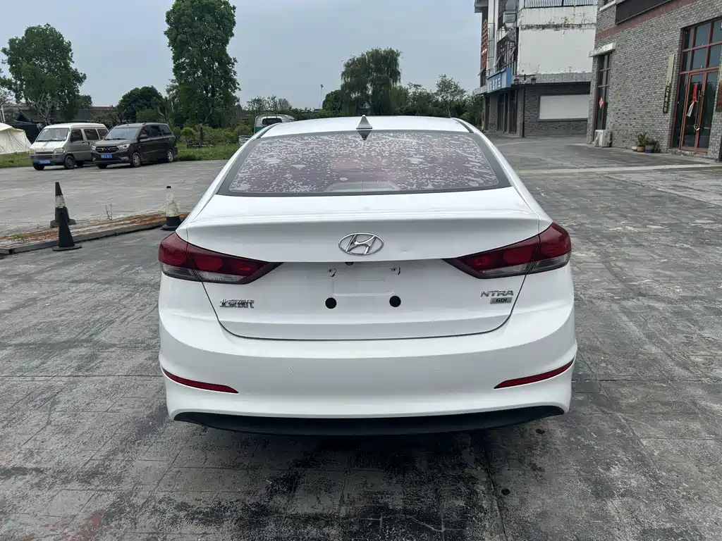 Hyundai Elantra 2017 — фото 8