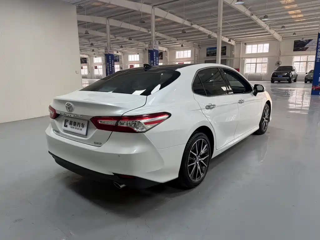 Toyota Camry 2023 — фото 4