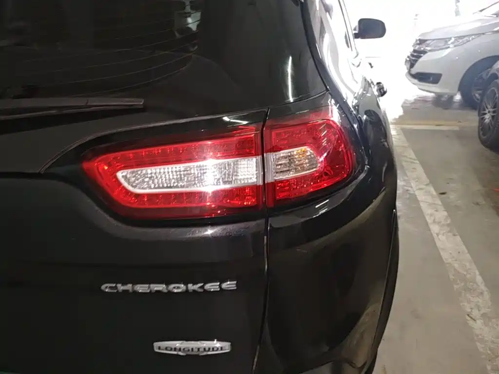 Jeep Cherokee 2017 — фото 8