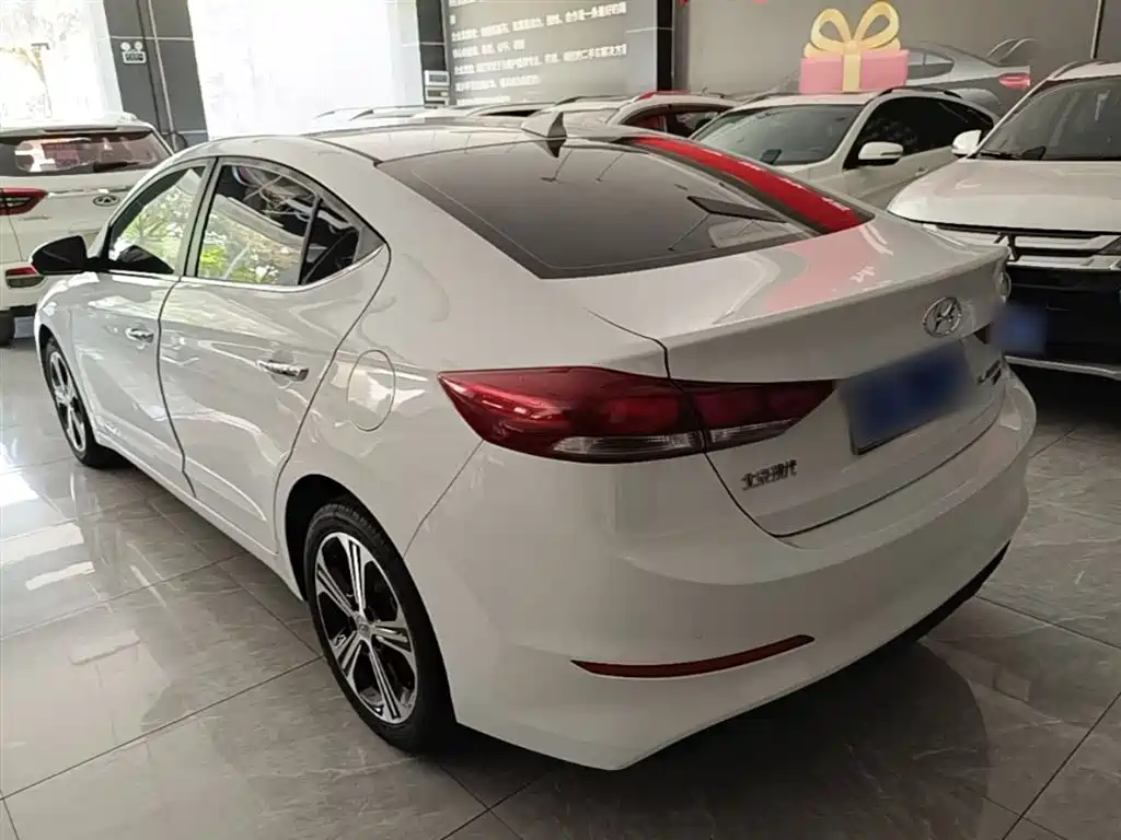 Hyundai Elantra 2018 — фото 5