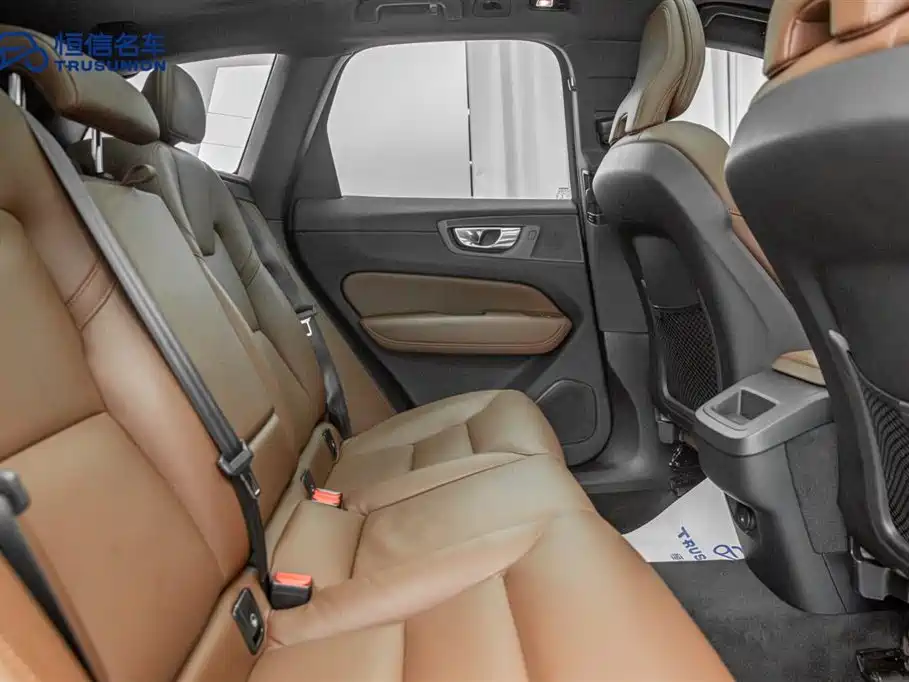 Volvo XC60 2022 — фото 16