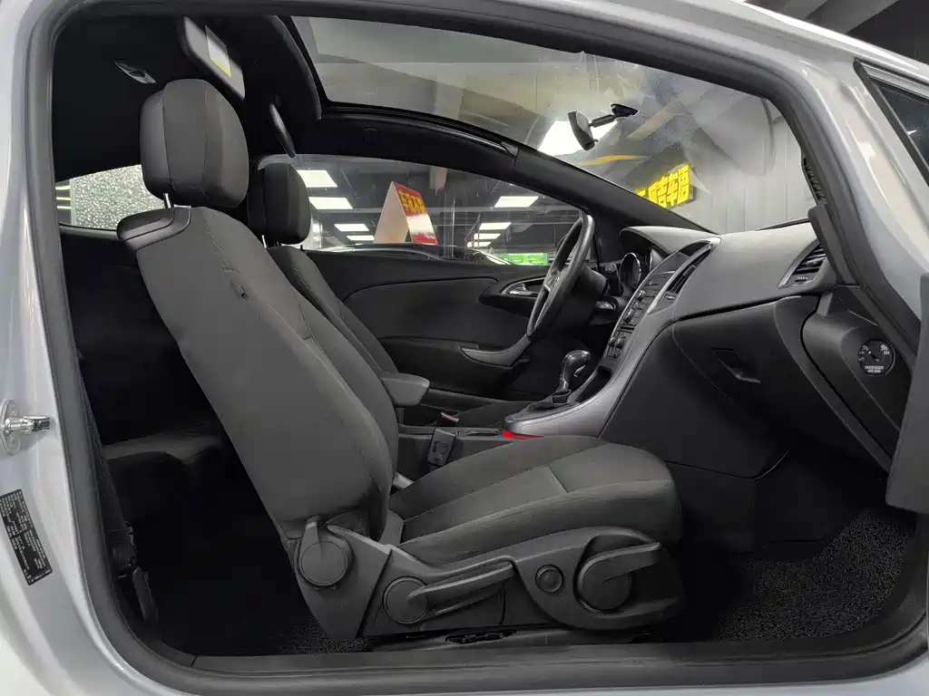 Opel Astra 2014 — фото 12