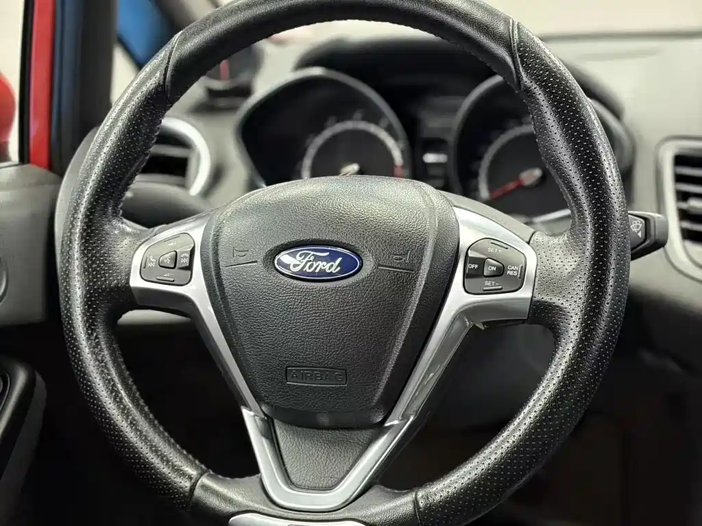 Ford Fiesta 2013 — фото 17