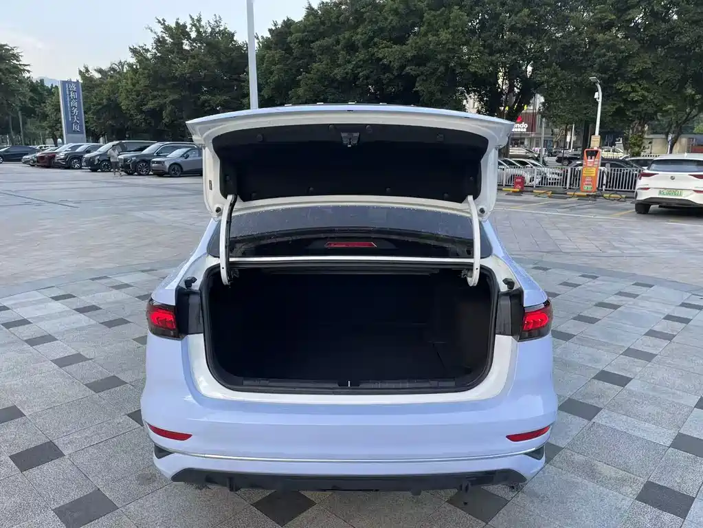 Geely Emgrand 2023 — фото 12