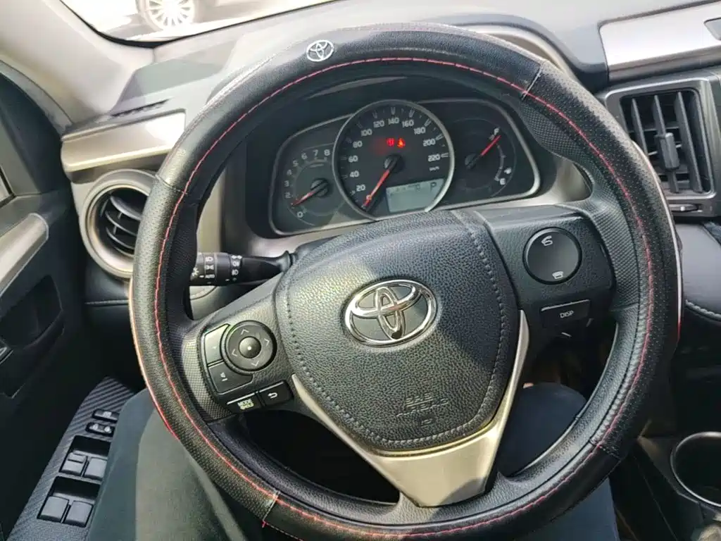 Toyota RAV4 2015 — фото 11