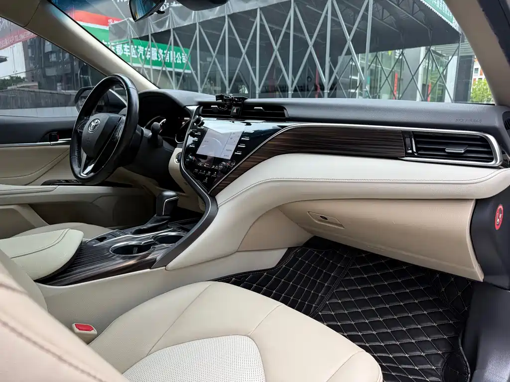 Toyota Camry 2019 — фото 10