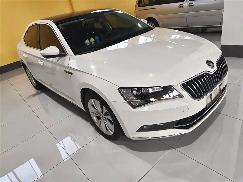 Skoda Superb 2017 — фото 22