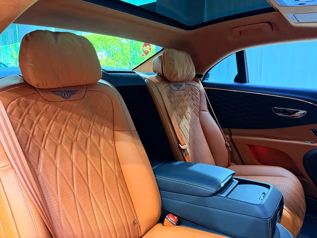 Bentley Flying Spur 2024 — фото 12