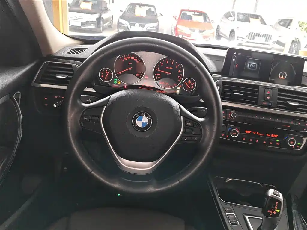 BMW 3 Series 2019 — фото 11