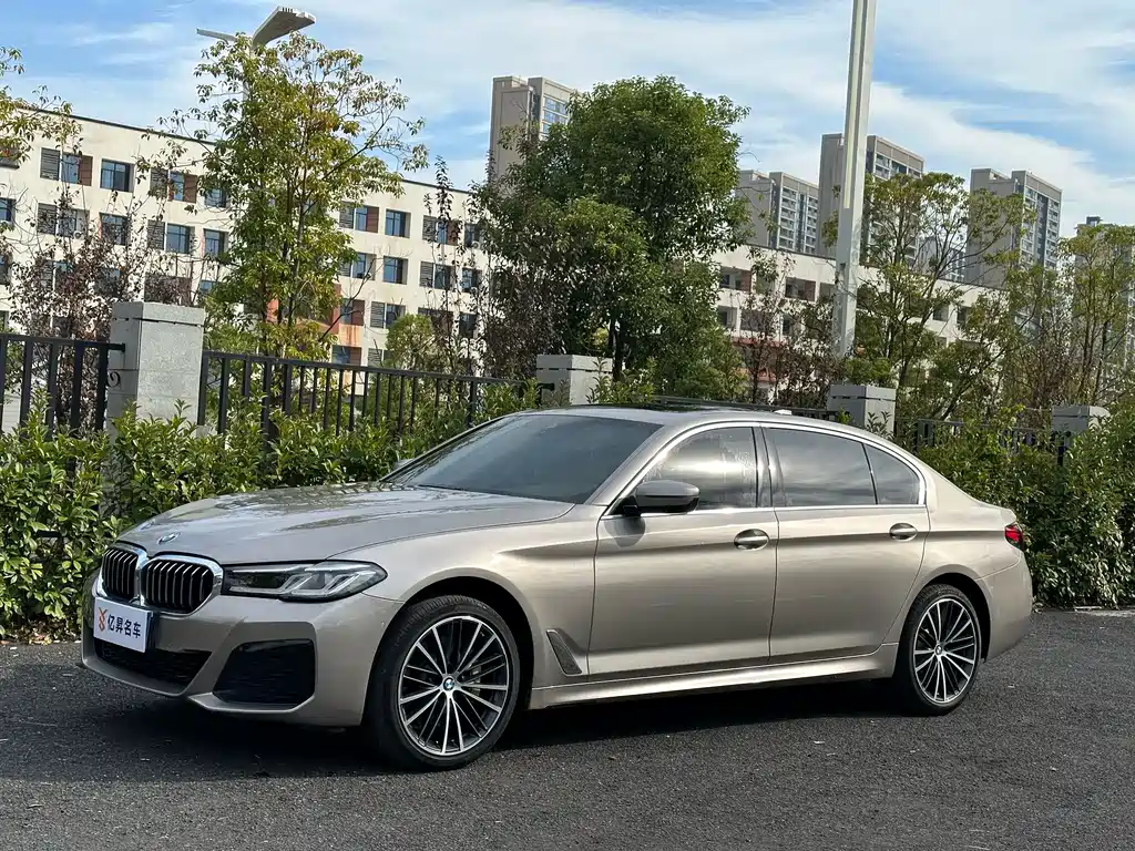 BMW 5 Series 2022 — фото 1