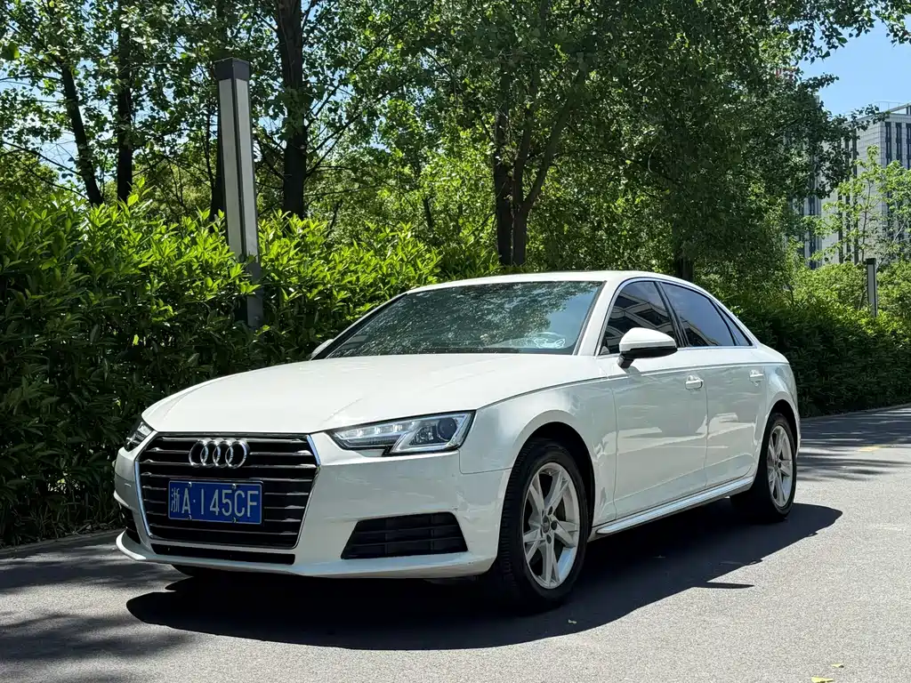 Audi A4L 2017 — фото 1