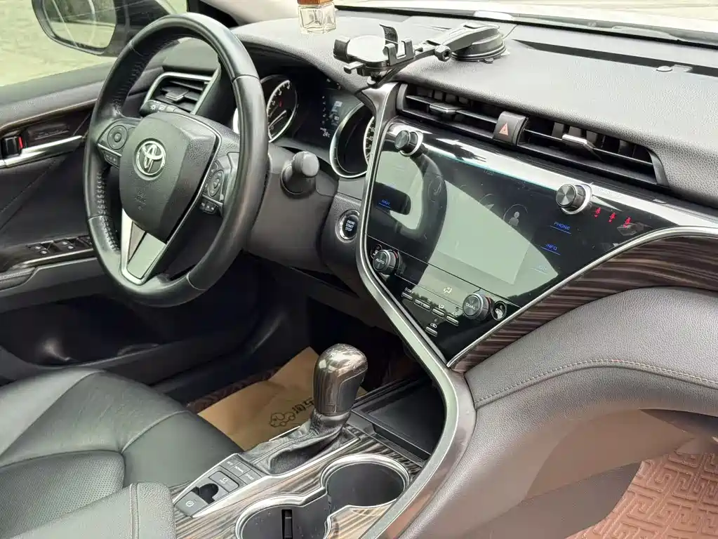 Toyota Camry 2019 — фото 12