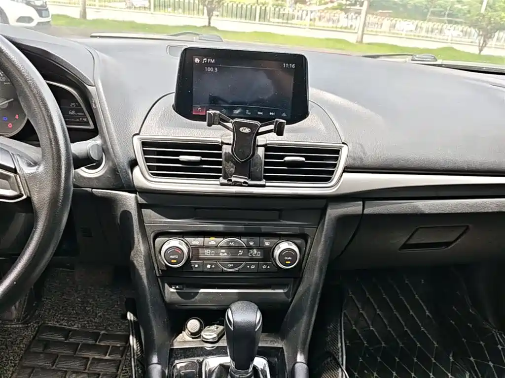 Mazda 3 Axela 2017 — фото 13