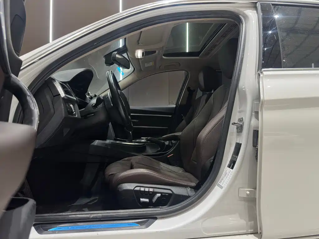 BMW 3 Series 2018 — фото 10