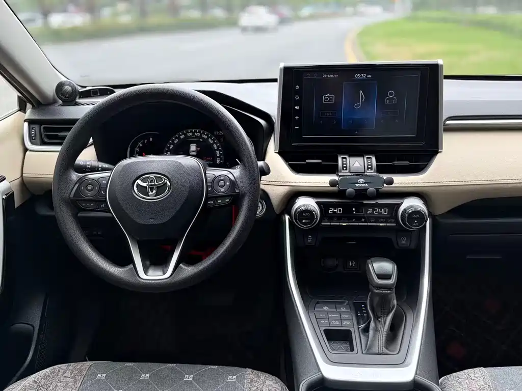 Toyota RAV4 2020 — фото 12