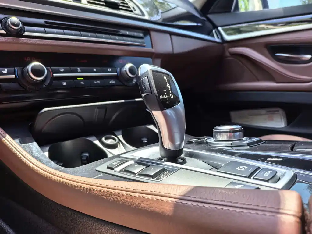 BMW 5 Series 2017 — фото 17