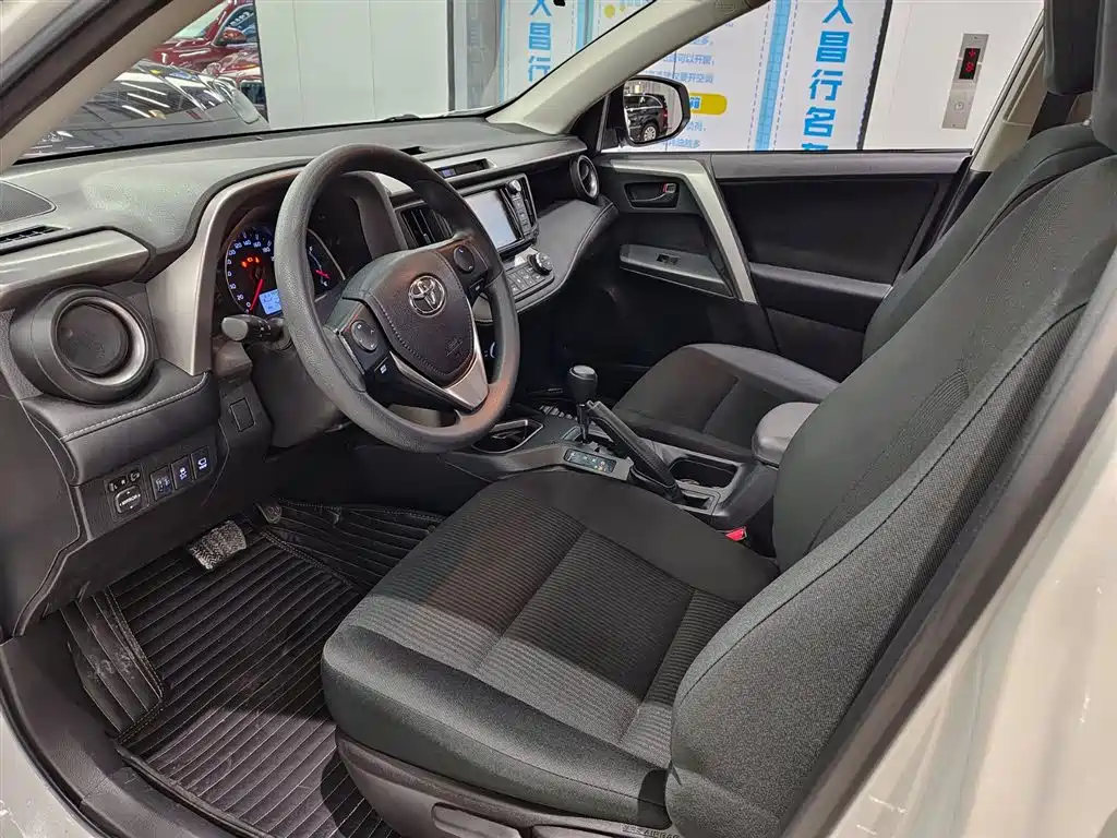 Toyota RAV4 2018 — фото 7