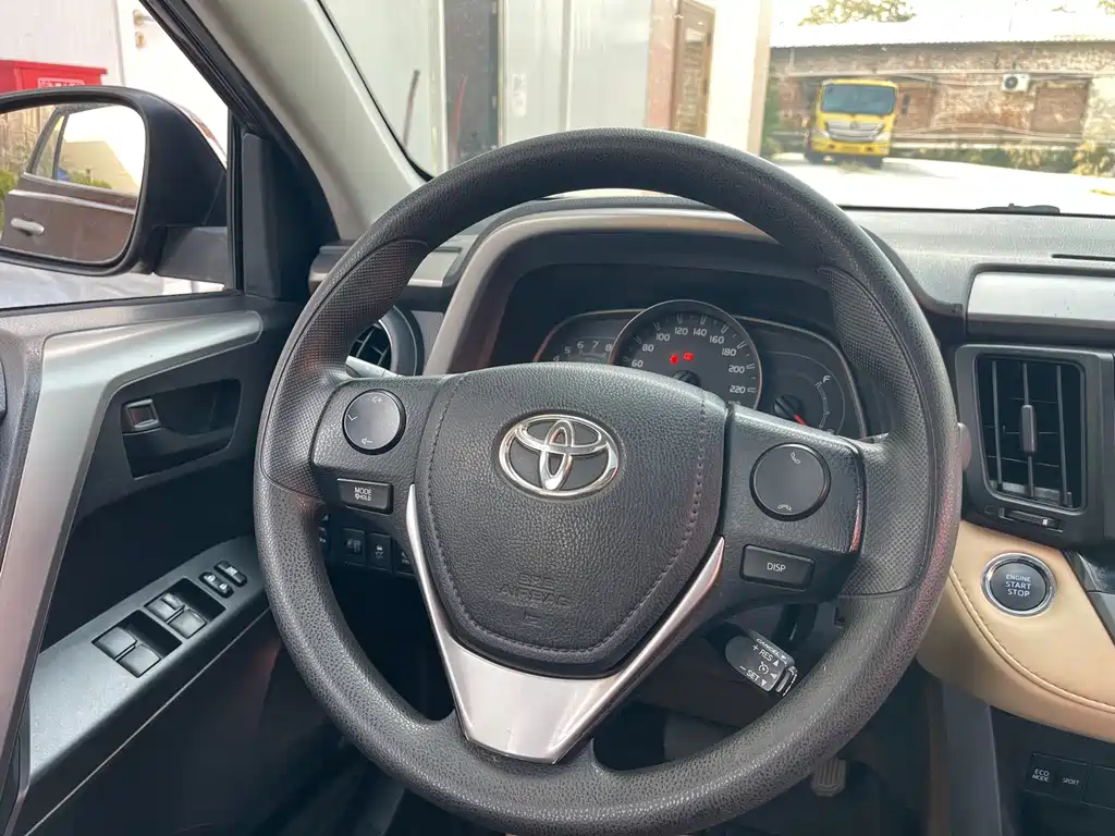 Toyota RAV4 2018 — фото 10
