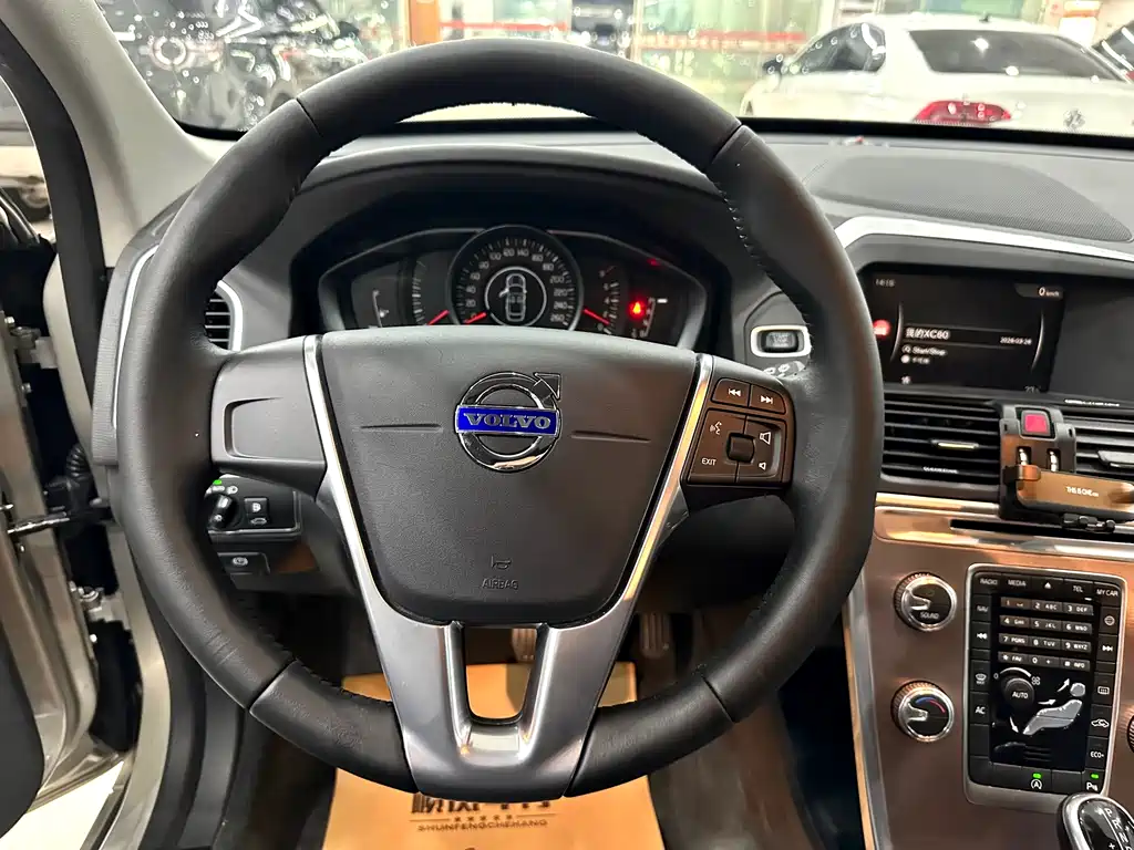 Volvo XC60 2017 — фото 13