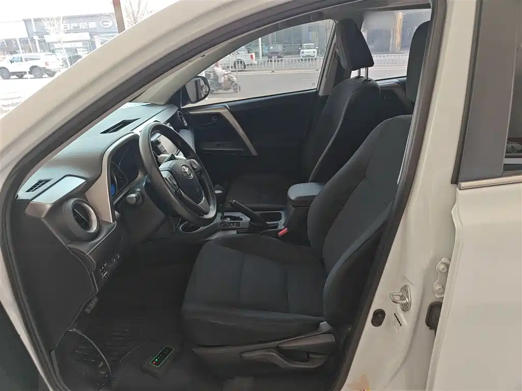 Toyota RAV4 2018 — фото 14