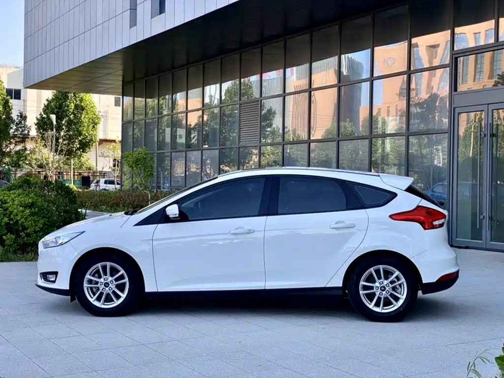 Ford Focus 2016 — фото 17
