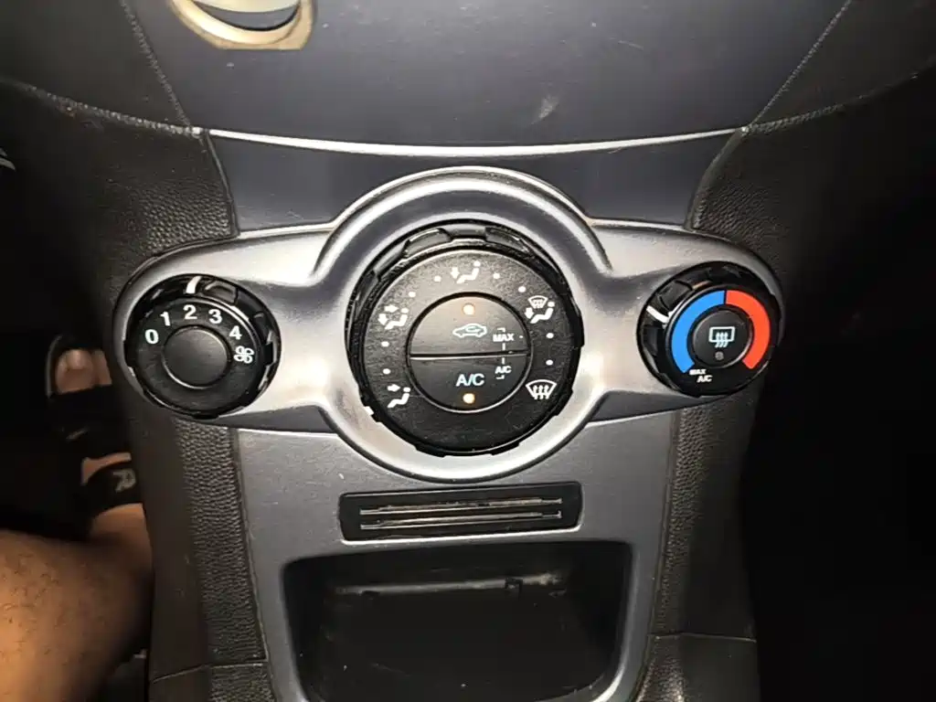 Ford Fiesta 2015 — фото 13