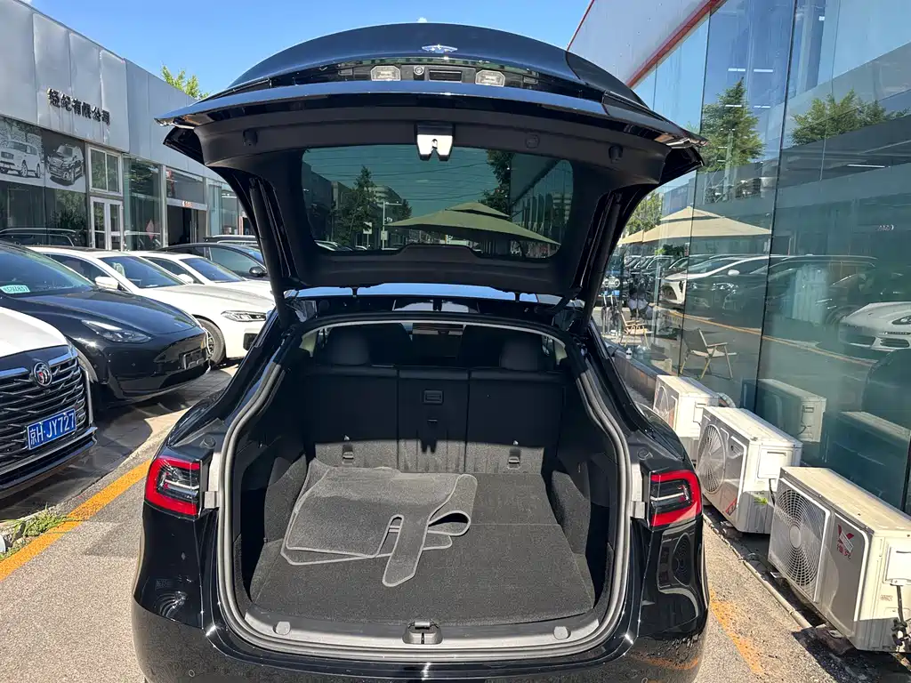 Tesla Model Y 2023 — фото 12