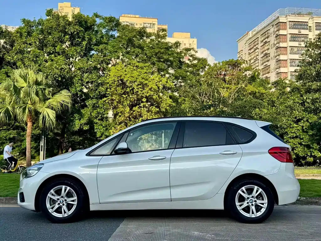 BMW 2 Series Station Wagon 2017 — фото 3