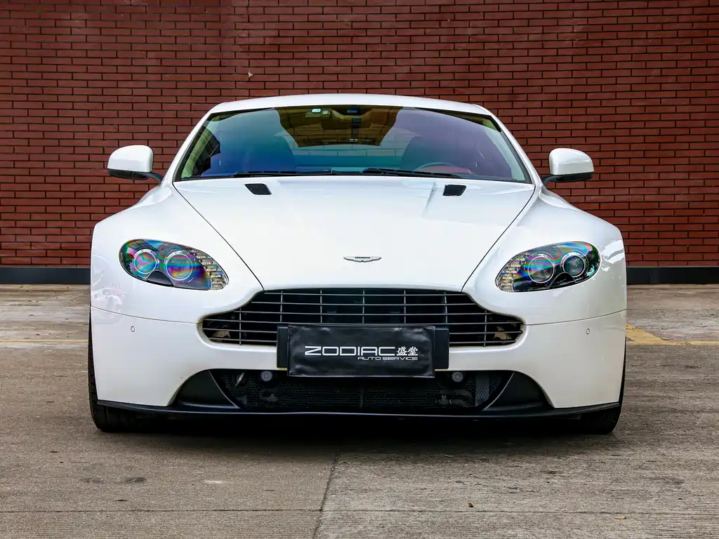 Aston Martin V8 Vantage 2016 — фото 2