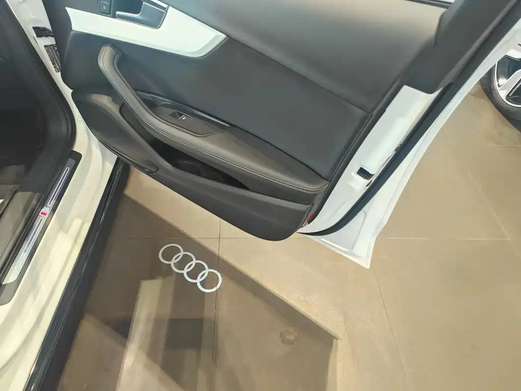 Audi A4L 2023 — фото 12