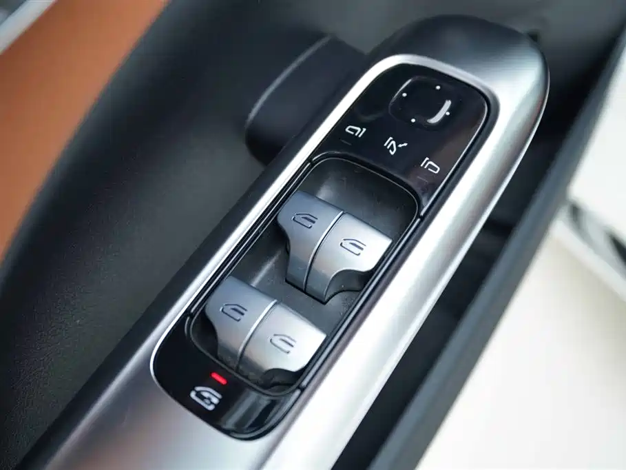Mercedes-Benz C-Class 2024 — фото 11