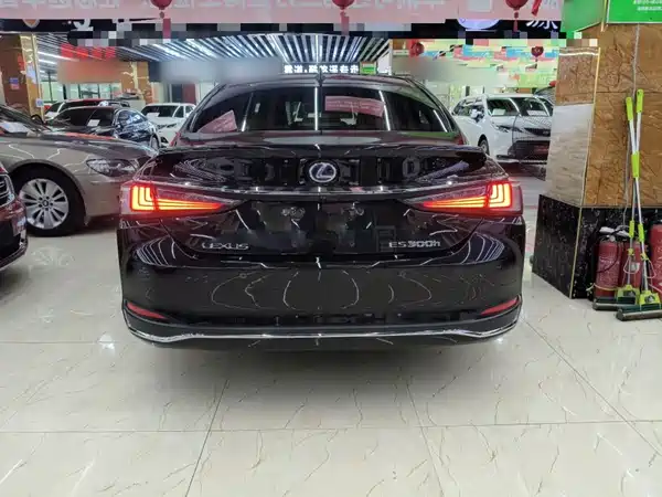 Lexus ES 2020