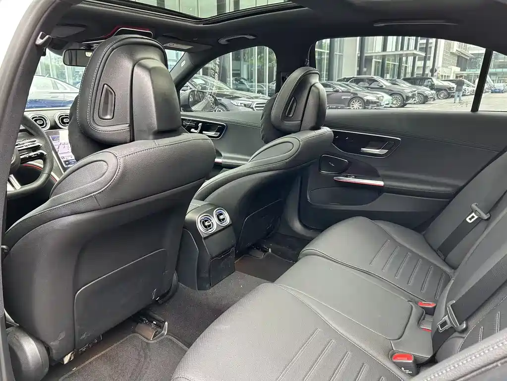 Mercedes-Benz C-Class 2024 — фото 12