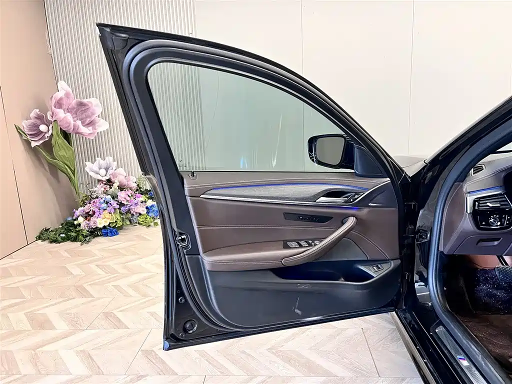 BMW 5 Series 2021 — фото 15
