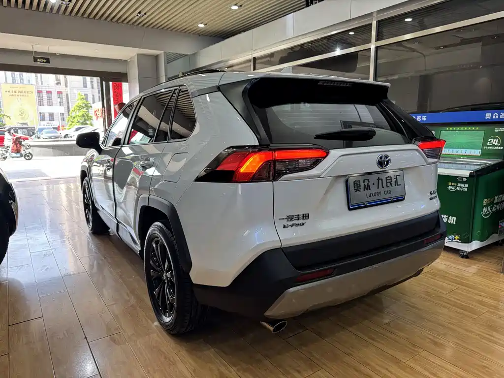 Toyota RAV4 2023 — фото 15