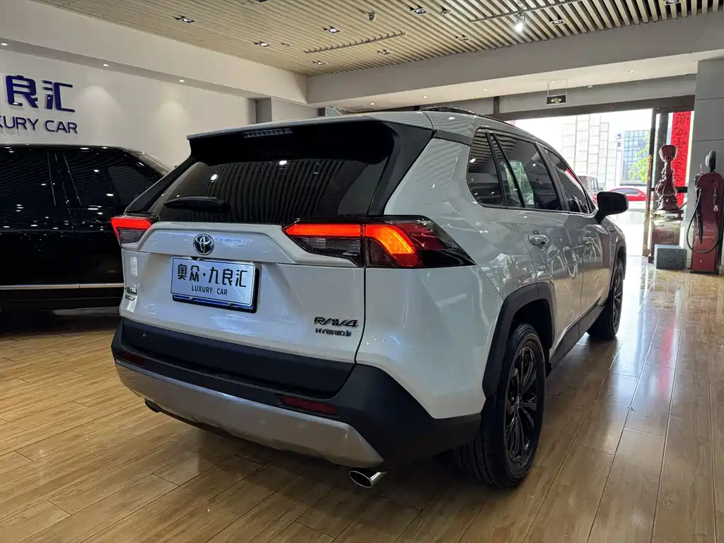 Toyota RAV4 2023 — фото 13