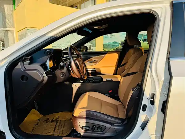 Lexus ES 2020
