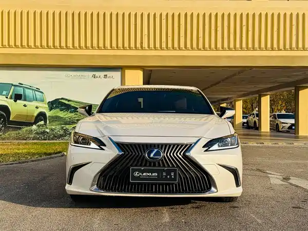 Lexus ES 2020