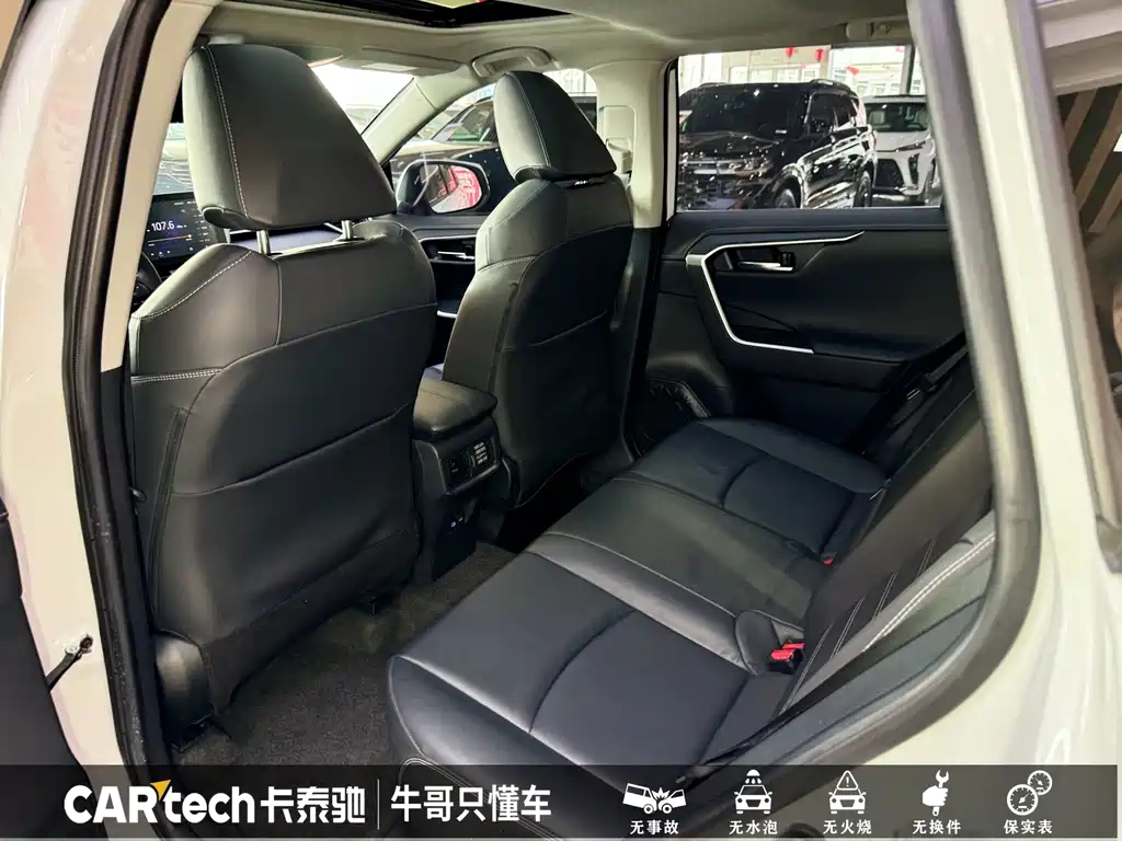 Toyota RAV4 2023 — фото 18