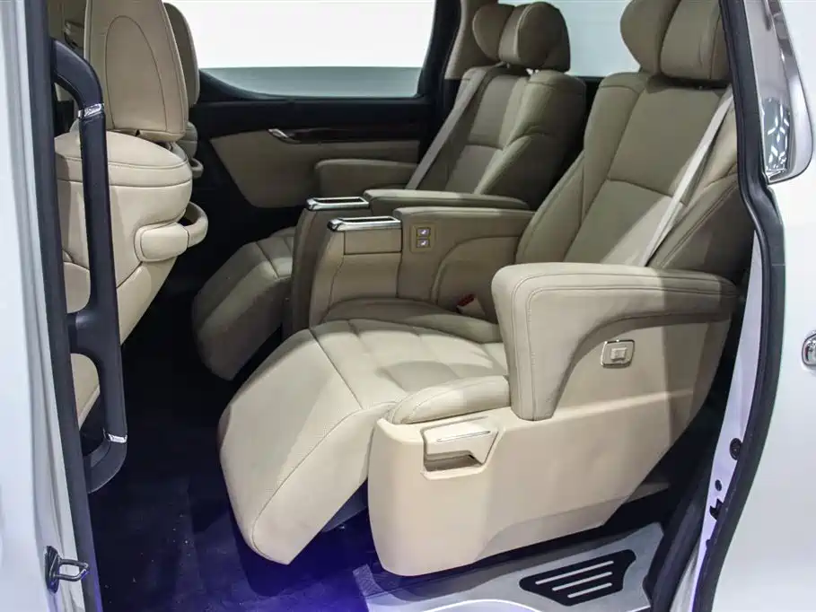 Toyota Alphard 2017 — фото 11