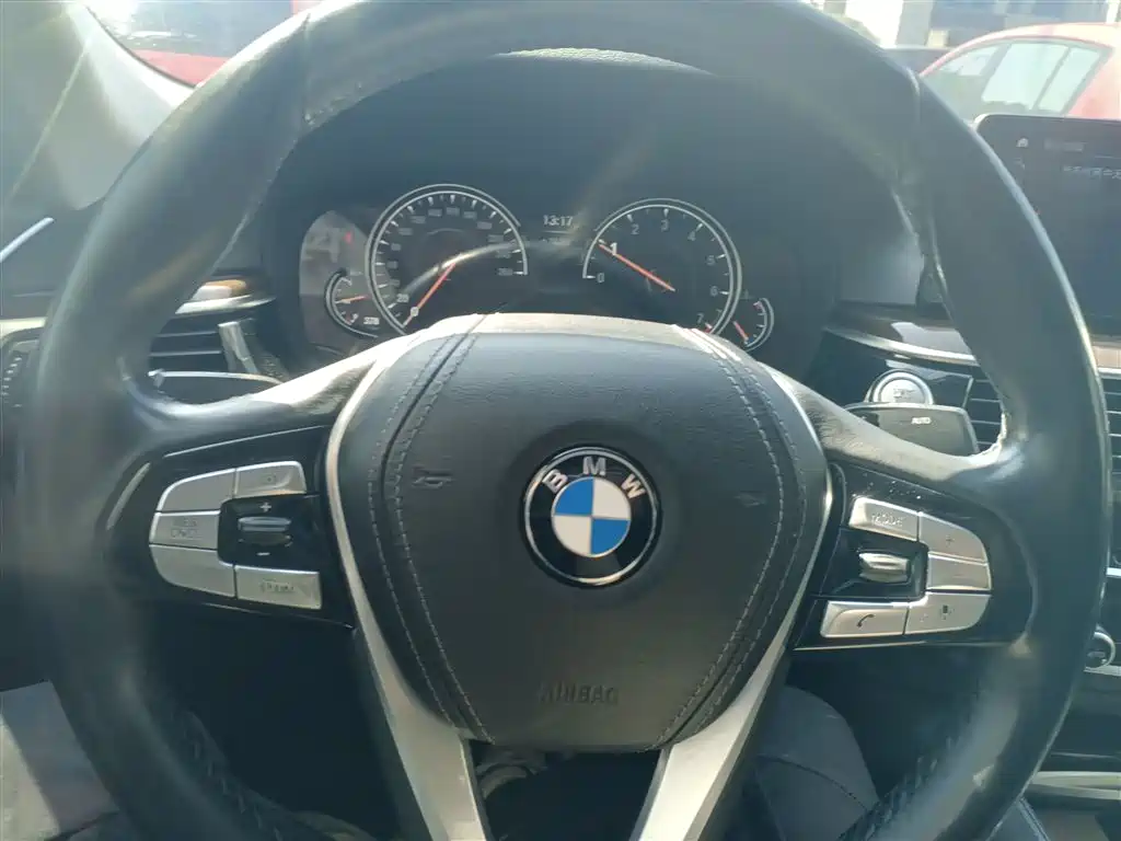 BMW 5 Series 2018 — фото 11