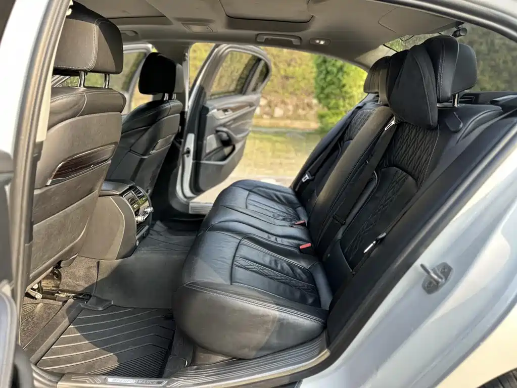 BMW 5 Series 2018 — фото 11