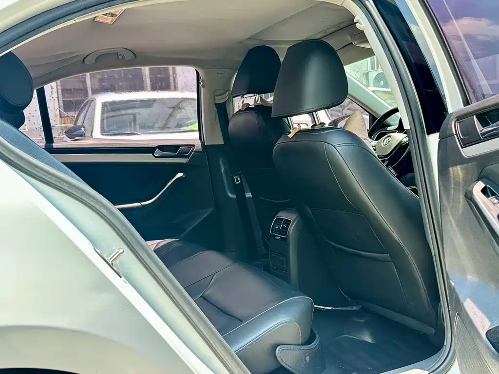 Volkswagen Sagitar 2018