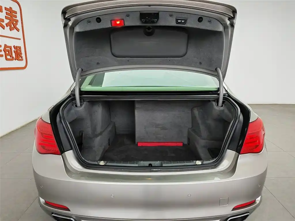 BMW 7 Series 2011 — фото 16