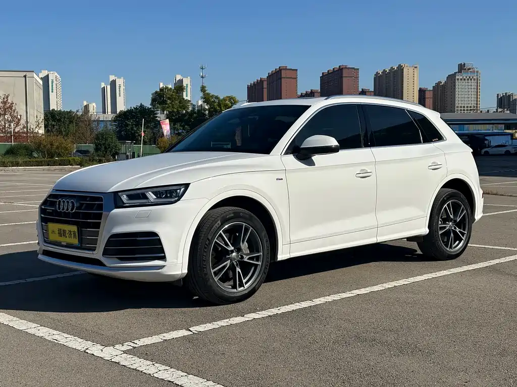Audi Q5L 2020 — фото 1