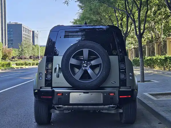 Land Rover Defender 2023