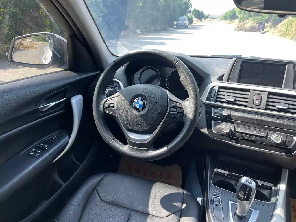 BMW 1 Series 2018 — фото 15
