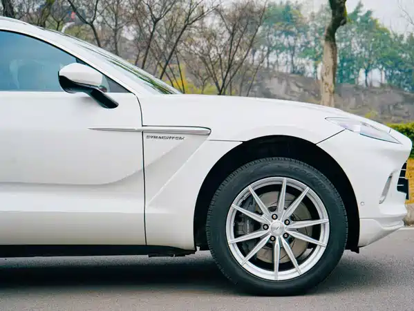 Aston Martin DBX 2022